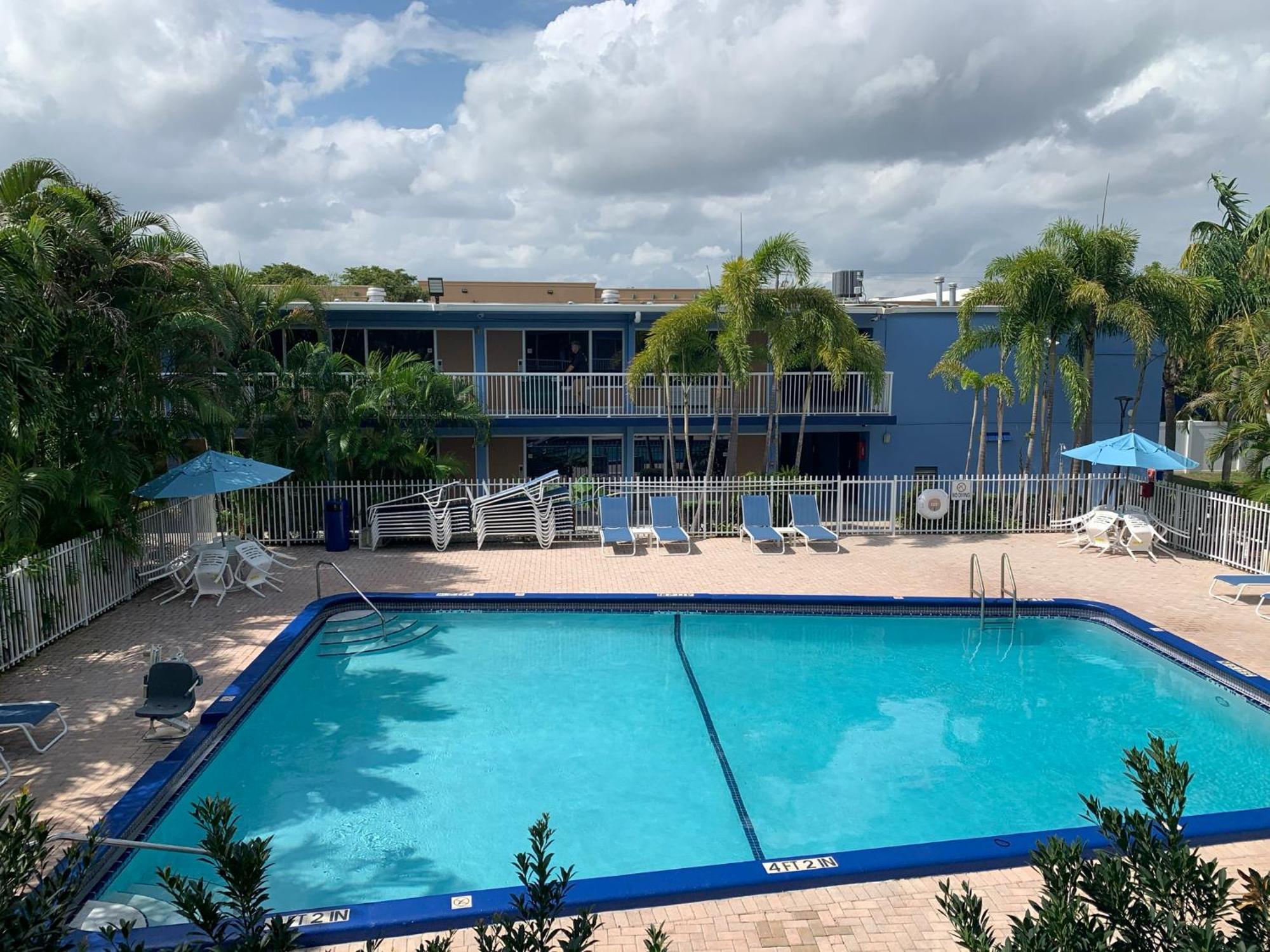 Rodeway Inn & Suites Fort Lauderdale Airport & Cruise Port Dania Beach Exterior photo