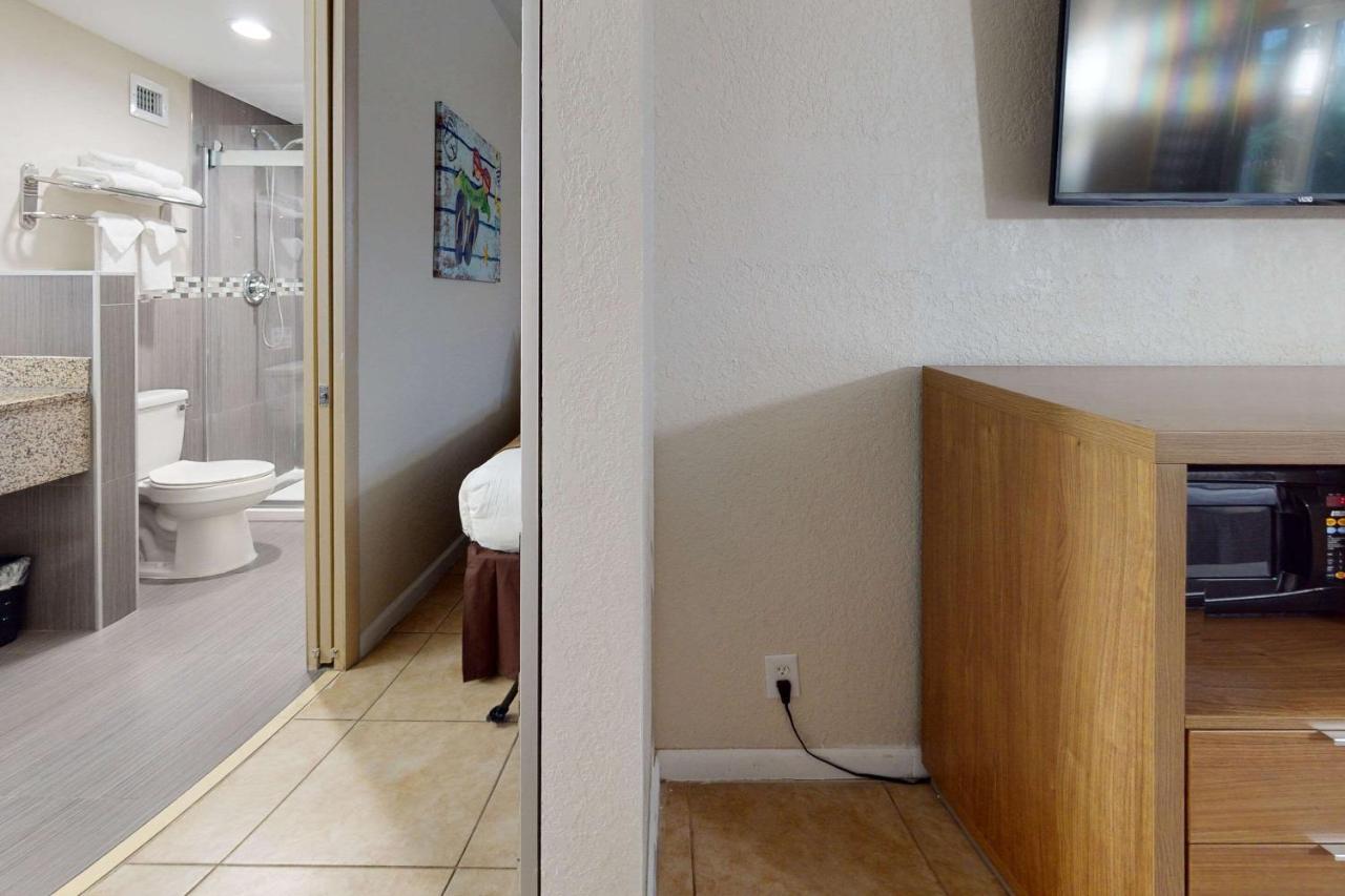 Rodeway Inn & Suites Fort Lauderdale Airport & Cruise Port Dania Beach Exterior photo