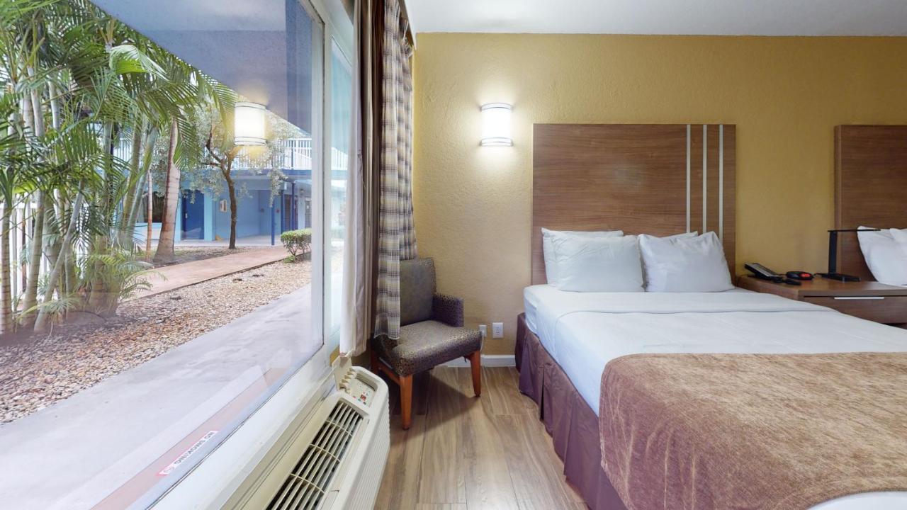 Rodeway Inn & Suites Fort Lauderdale Airport & Cruise Port Dania Beach Exterior photo