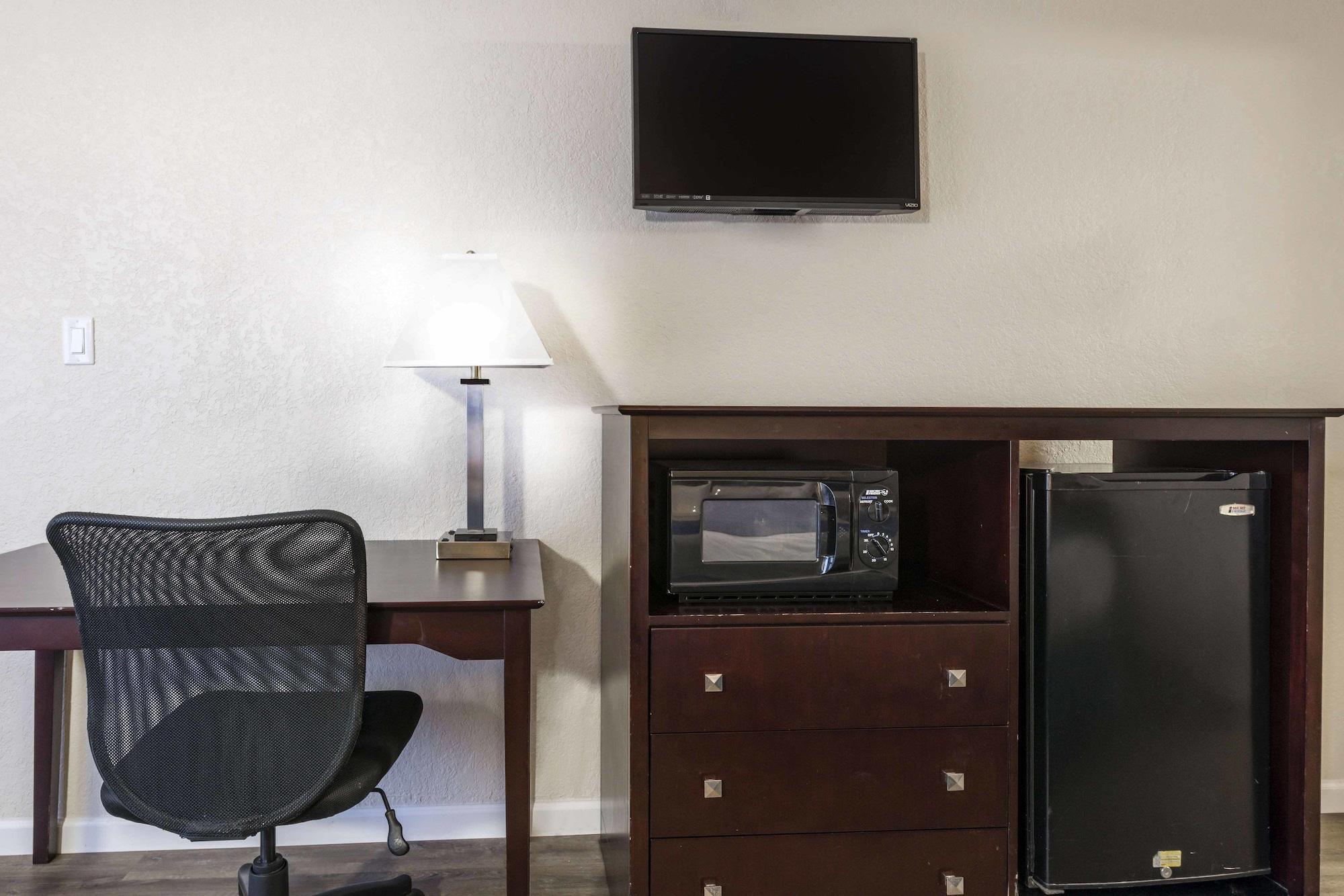 Rodeway Inn & Suites Fort Lauderdale Airport & Cruise Port Dania Beach Exterior photo